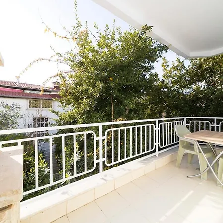 Refreshing Flat With Excellent Location And Balcony In Alanya, Antalya Apartment *